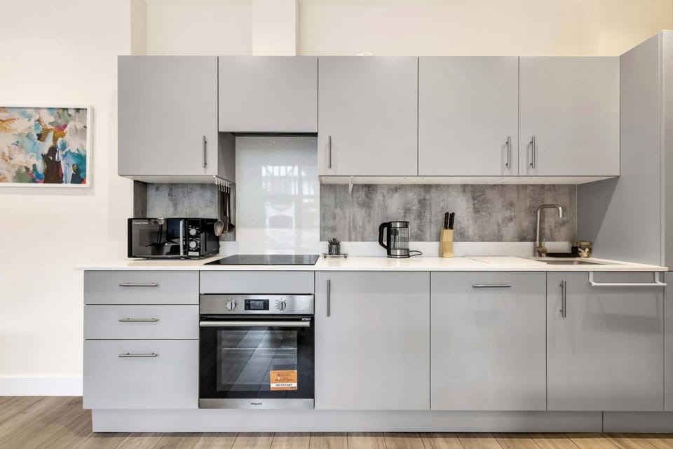 City Service Lets - Modern Cheam Village 2 Bed Apartment with Free Parking - Great Transport Links Apartment in England