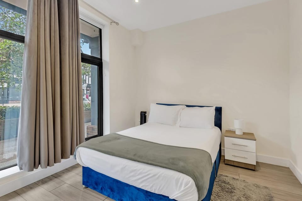 City Service Lets - Modern Cheam Village 2 Bed Apartment with Free Parking - Great Transport Links Apartment in England