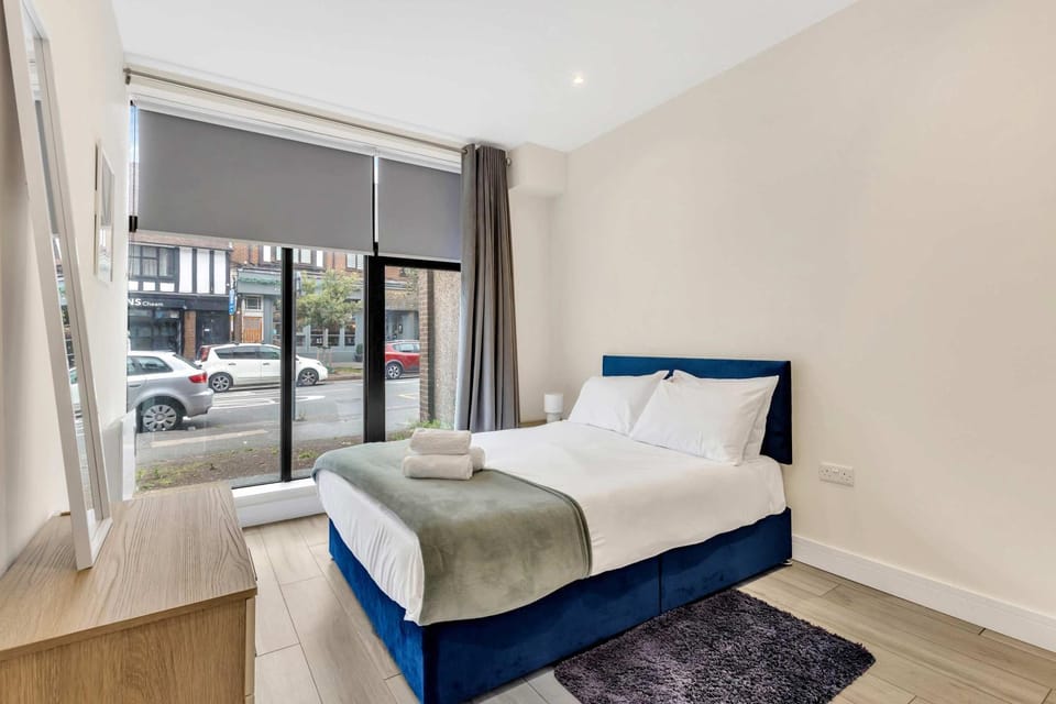 City Service Lets - Modern Cheam Village 2 Bed Apartment with Free Parking - Great Transport Links Apartment in England