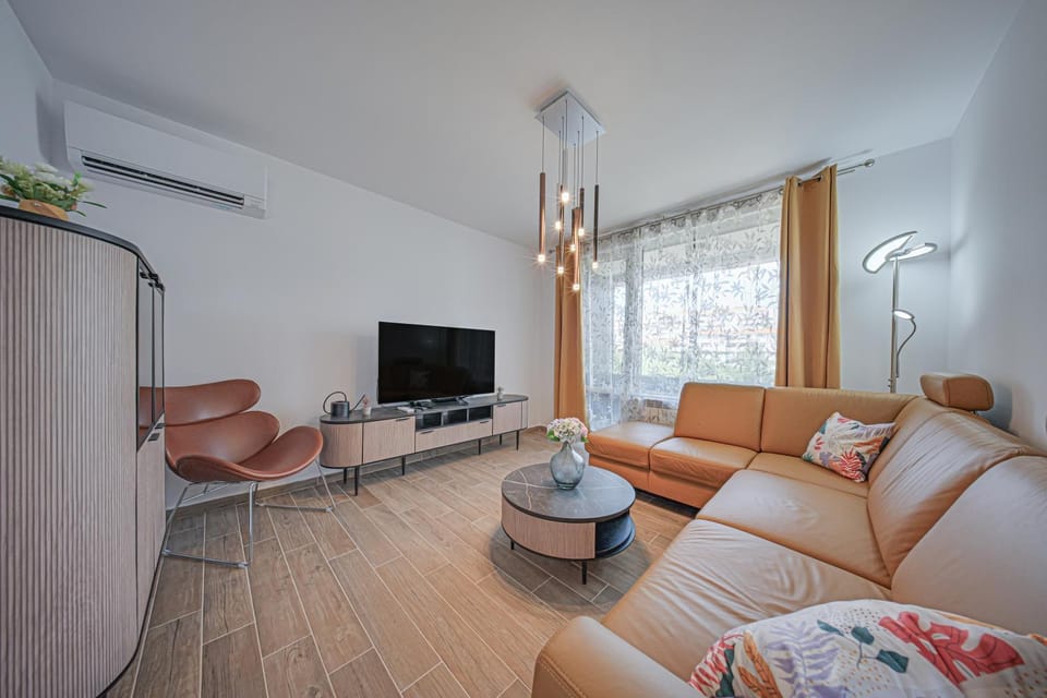 Communal lounge/ TV room, TV and multimedia, Living room, Seating area, Evening entertainment, air conditioner