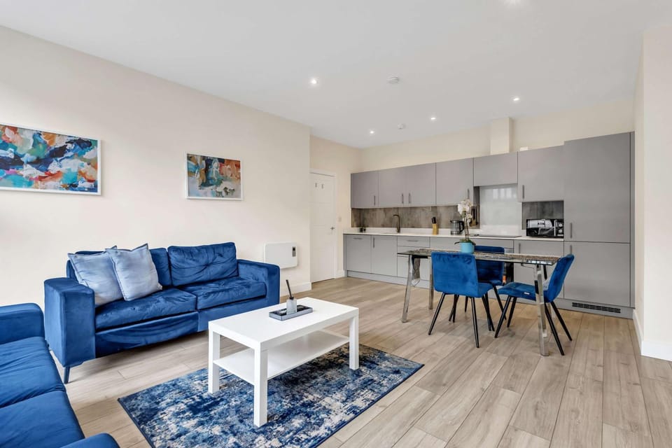 City Service Lets - New Cheam Village 2 Bed Apartment with Free Parking - Easy Transport Links to London Apartment in England