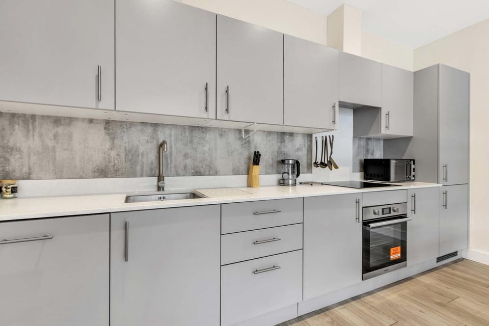 City Service Lets - New Cheam Village 2 Bed Apartment with Free Parking - Easy Transport Links to London Apartment in England