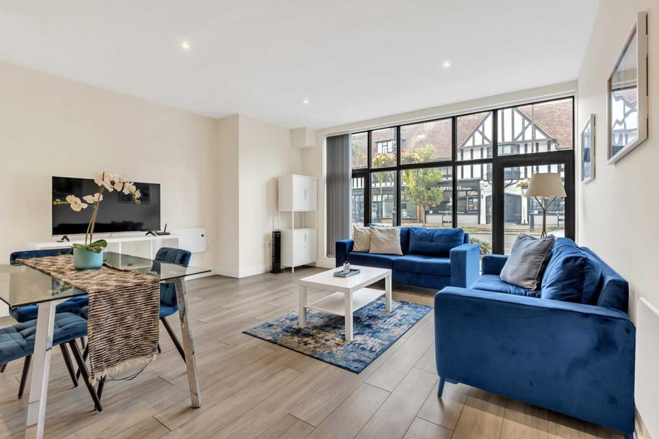 City Service Lets - New Cheam Village 2 Bed Apartment with Free Parking - Easy Transport Links to London Apartment in England