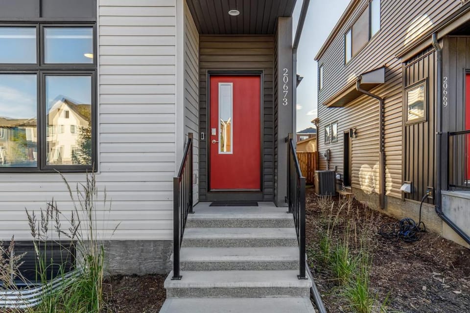 King Bed, AC, Fenced Yard, Family Friendly, 5 min South Health Campus House in Calgary