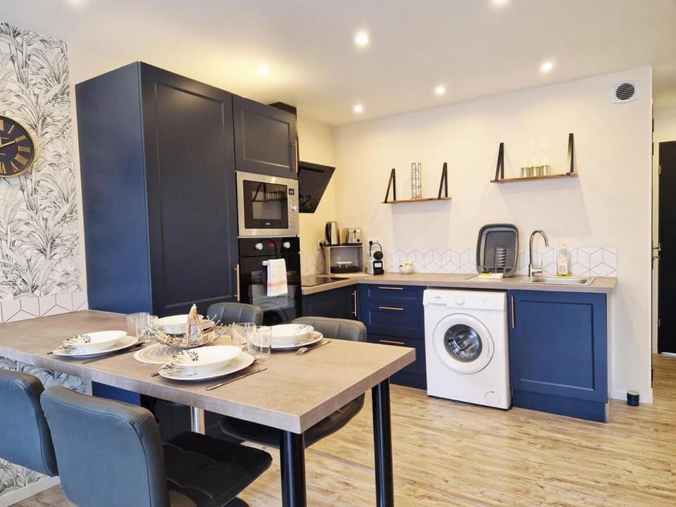 Coffee/tea facilities, Kitchen or kitchenette, Dining area, oven, stove, washing machine