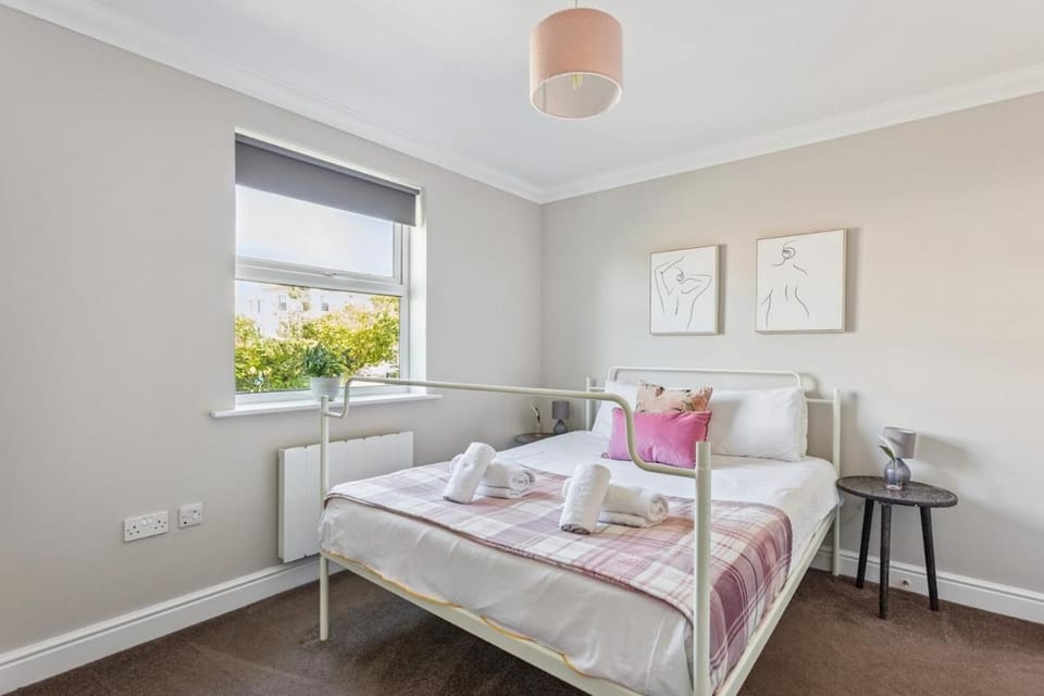 2BR Apt Near Windsor Castle, Free Parking, Balcony - By Tempstay Apartment in Windsor