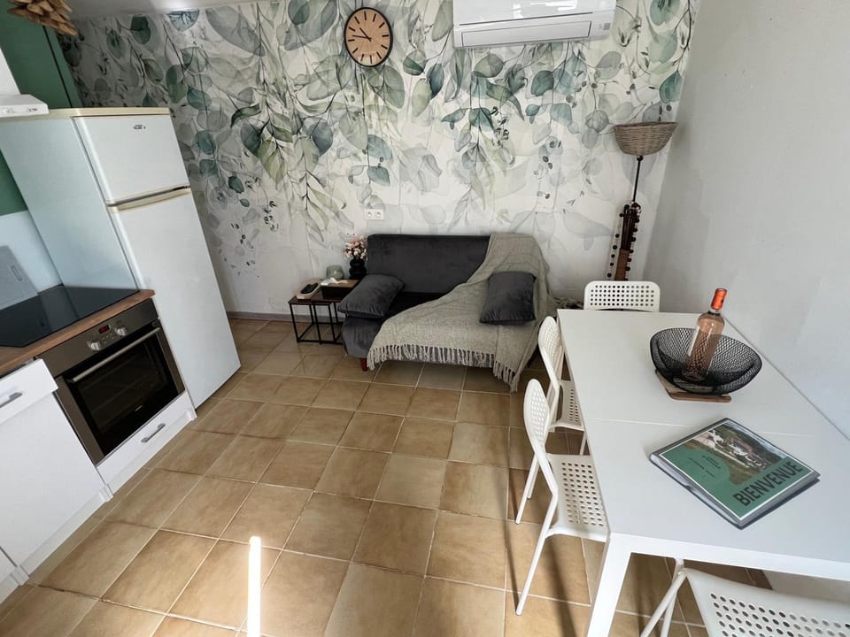 Kitchen or kitchenette, Living room, Seating area, Dining area