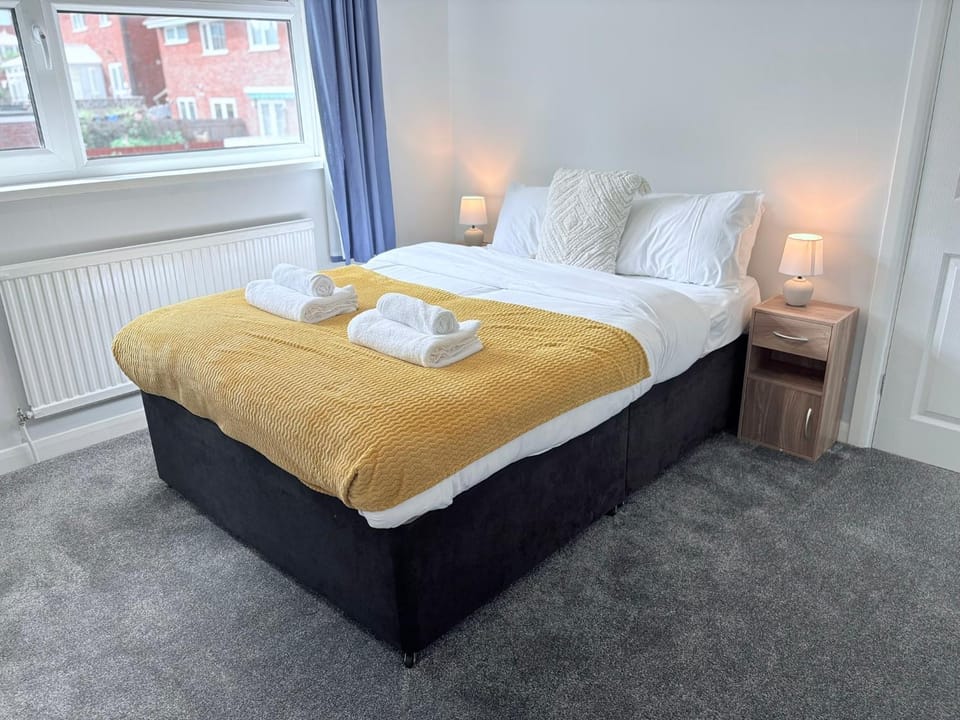 Bed, Bedroom, towels