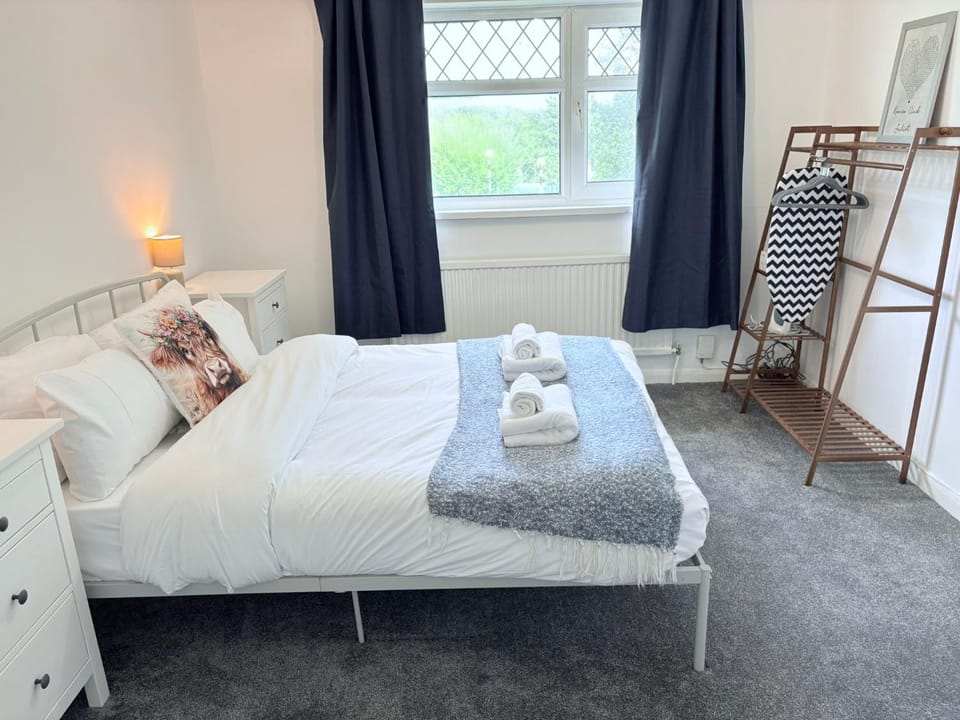 Bed, Bedroom, towels