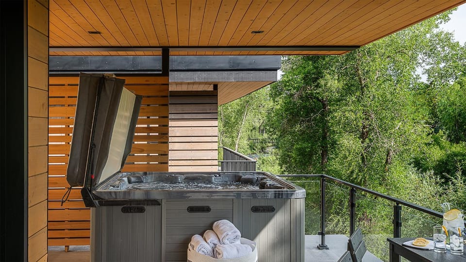 Hot Tub, Balcony/Terrace, towels