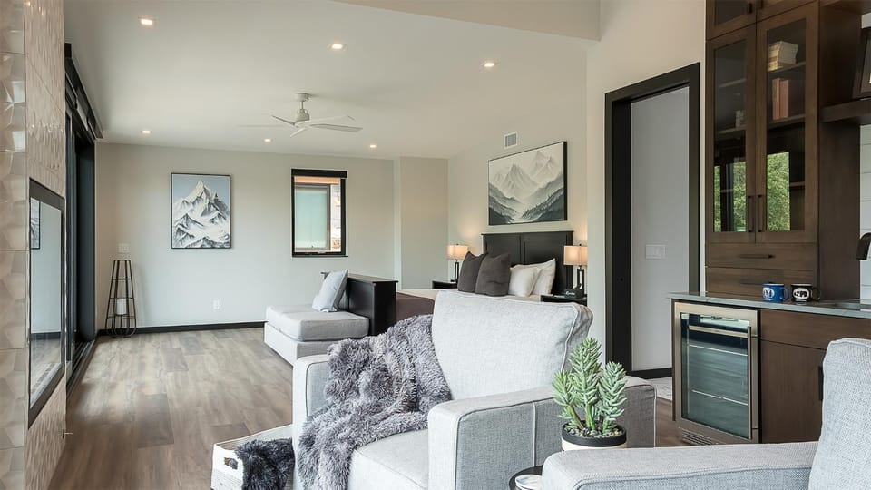 Bed, Seating area, Bedroom