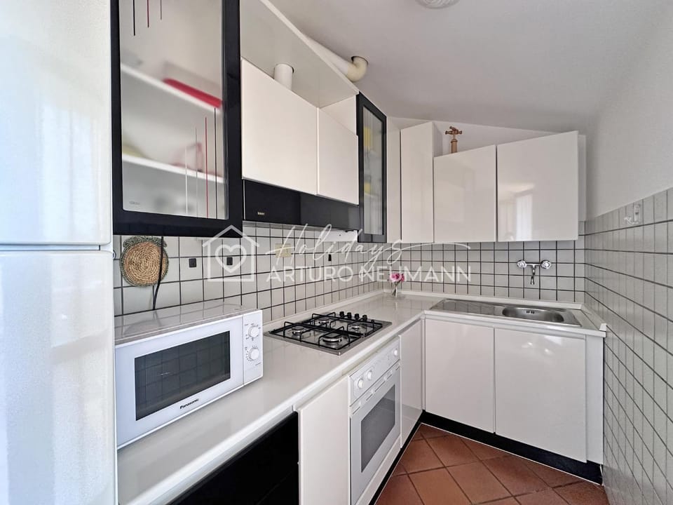 Kitchen or kitchenette, oven, pet friendly, stove