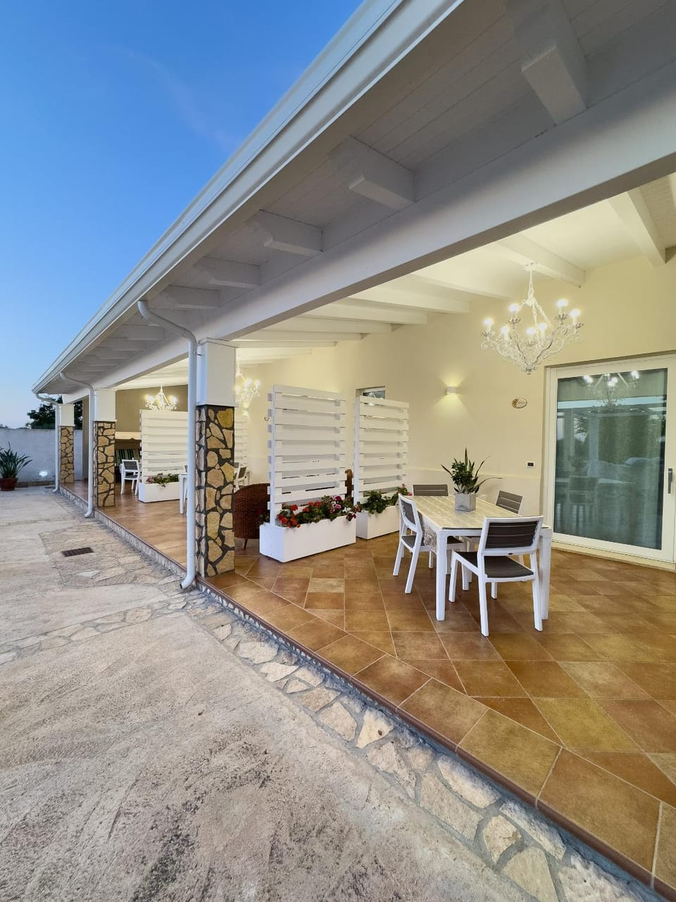 Property building, Day, TV and multimedia, Balcony/Terrace