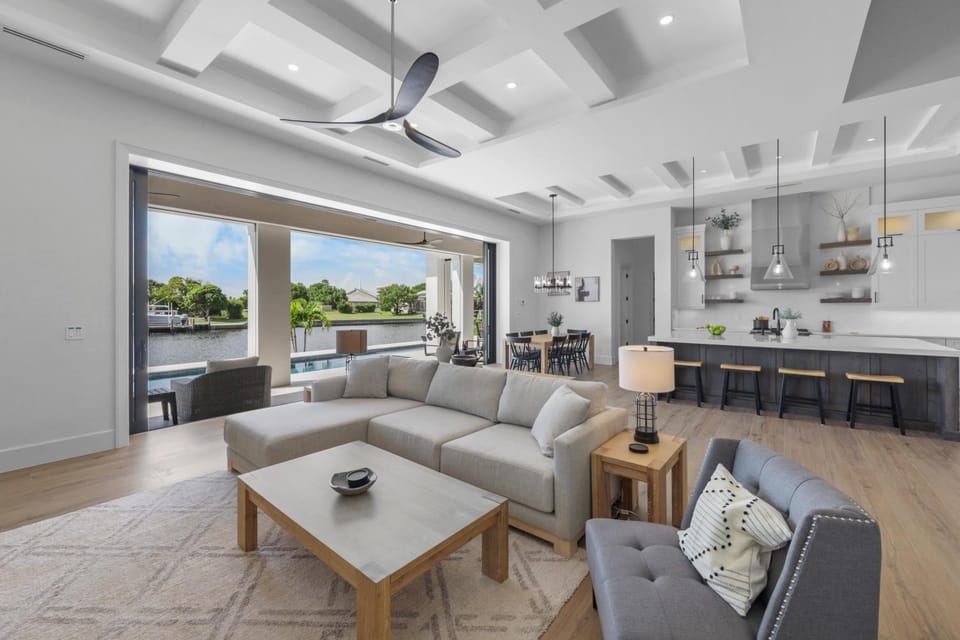 Opulent custom waterfront home with heated pool and spa House in Marco Island