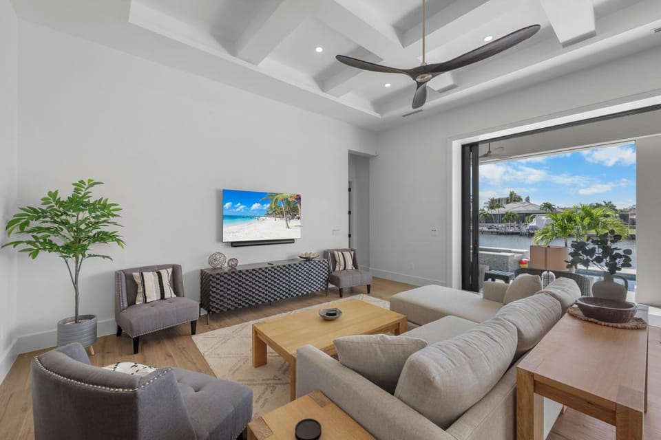 Opulent custom waterfront home with heated pool and spa House in Marco Island