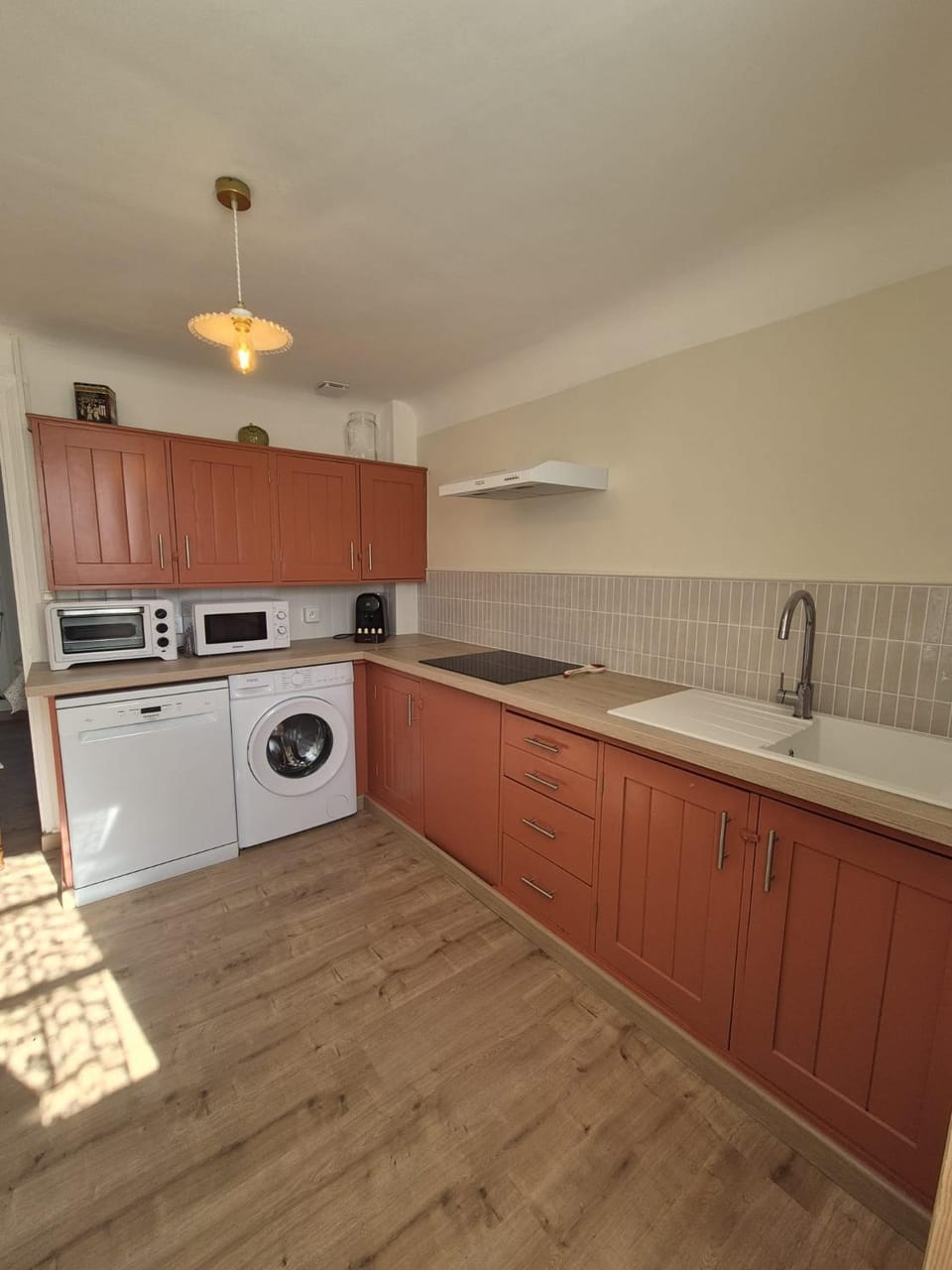 Kitchen or kitchenette, dishwasher, stove