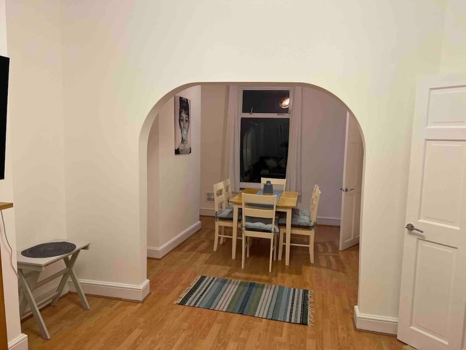Ilford - Elizabeth Line 3 bedrooms Garden home Apartment in Ilford