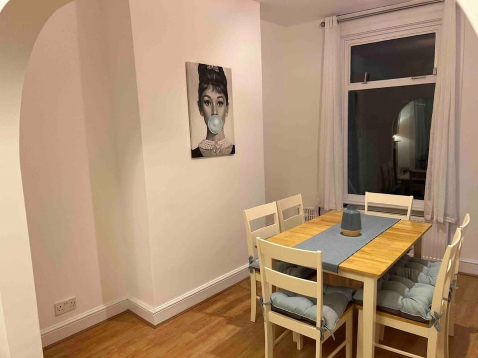 Ilford - Elizabeth Line 3 bedrooms Garden home Apartment in Ilford