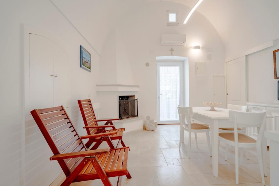 TV and multimedia, Kitchen or kitchenette, Living room, Seating area, Dining area