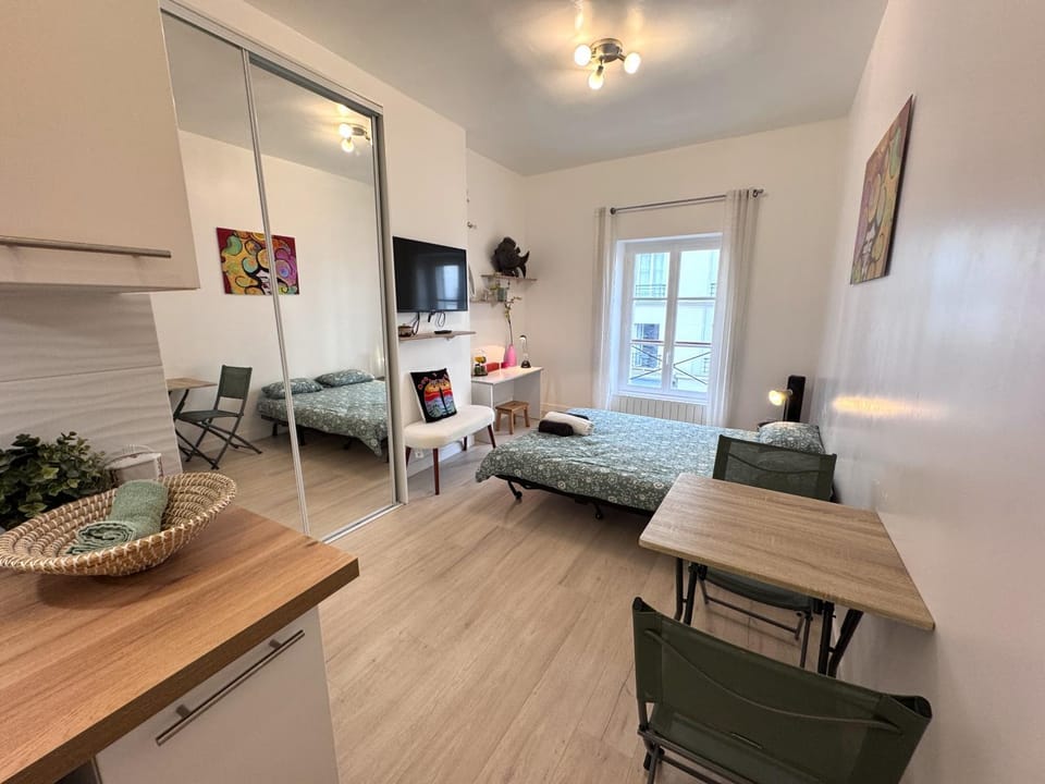 Bed, TV and multimedia, Kitchen or kitchenette, Photo of the whole room, Seating area, Dining area, Bedroom