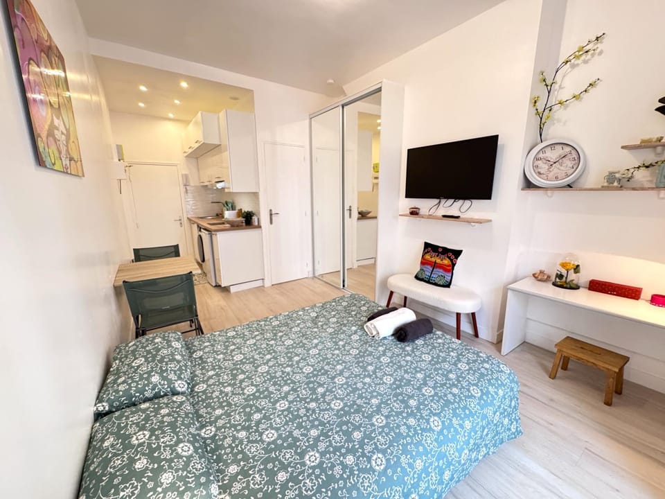 Bed, TV and multimedia, Kitchen or kitchenette, Photo of the whole room, Dining area, Bedroom