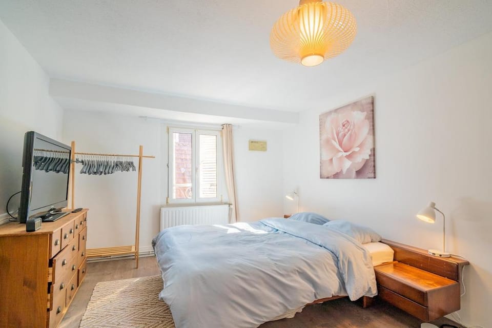 Bed, TV and multimedia, Photo of the whole room, Bedroom