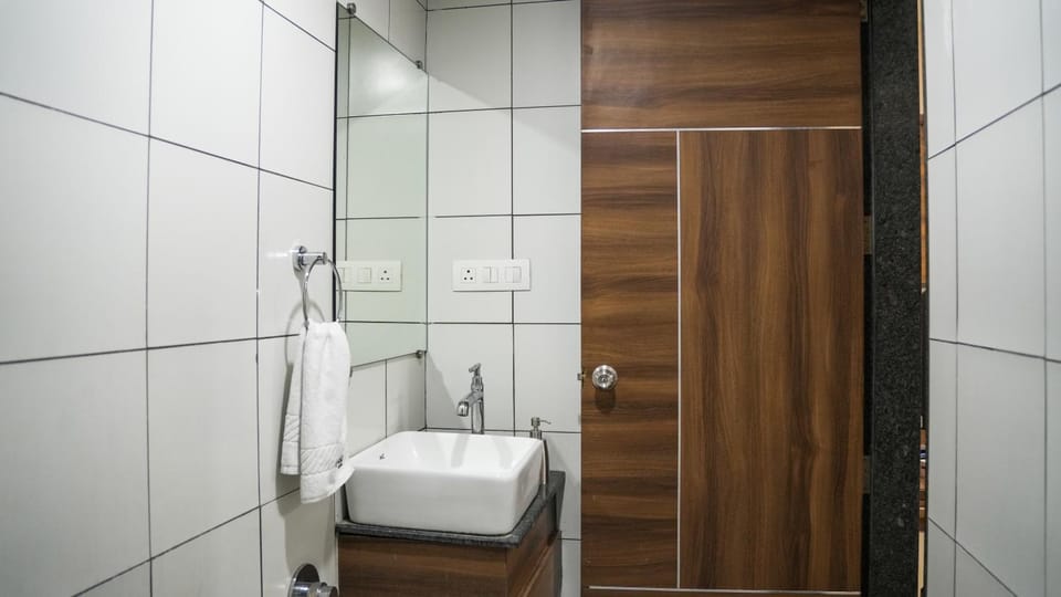 Toilet, towels