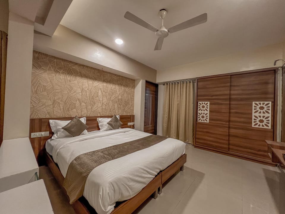 Photo of the whole room, Bedroom