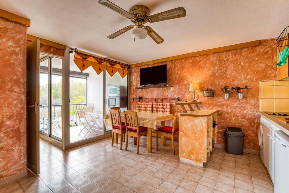 Property building, Kitchen or kitchenette, Living room