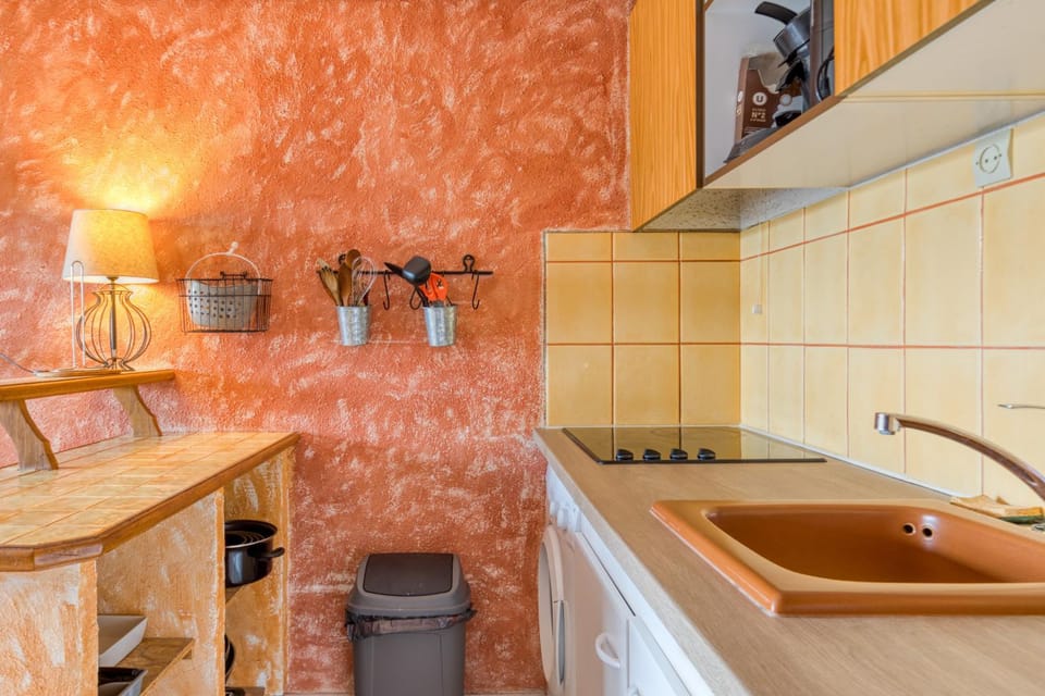 Kitchen or kitchenette, Living room
