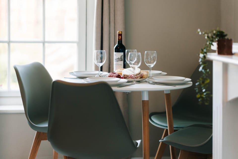 Food and drinks, Seating area, Dining area, Food, Alcoholic drinks