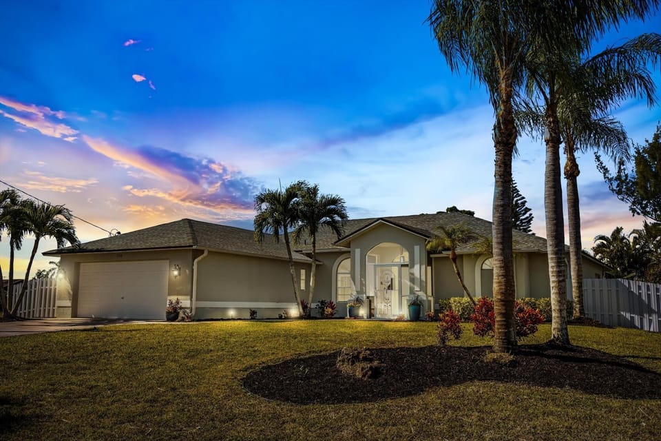 Family & pet friendly villa w/fenced yard & pack & play! Villa Blue Coral Oasis - SWFL Rentals Villa in Cape Coral