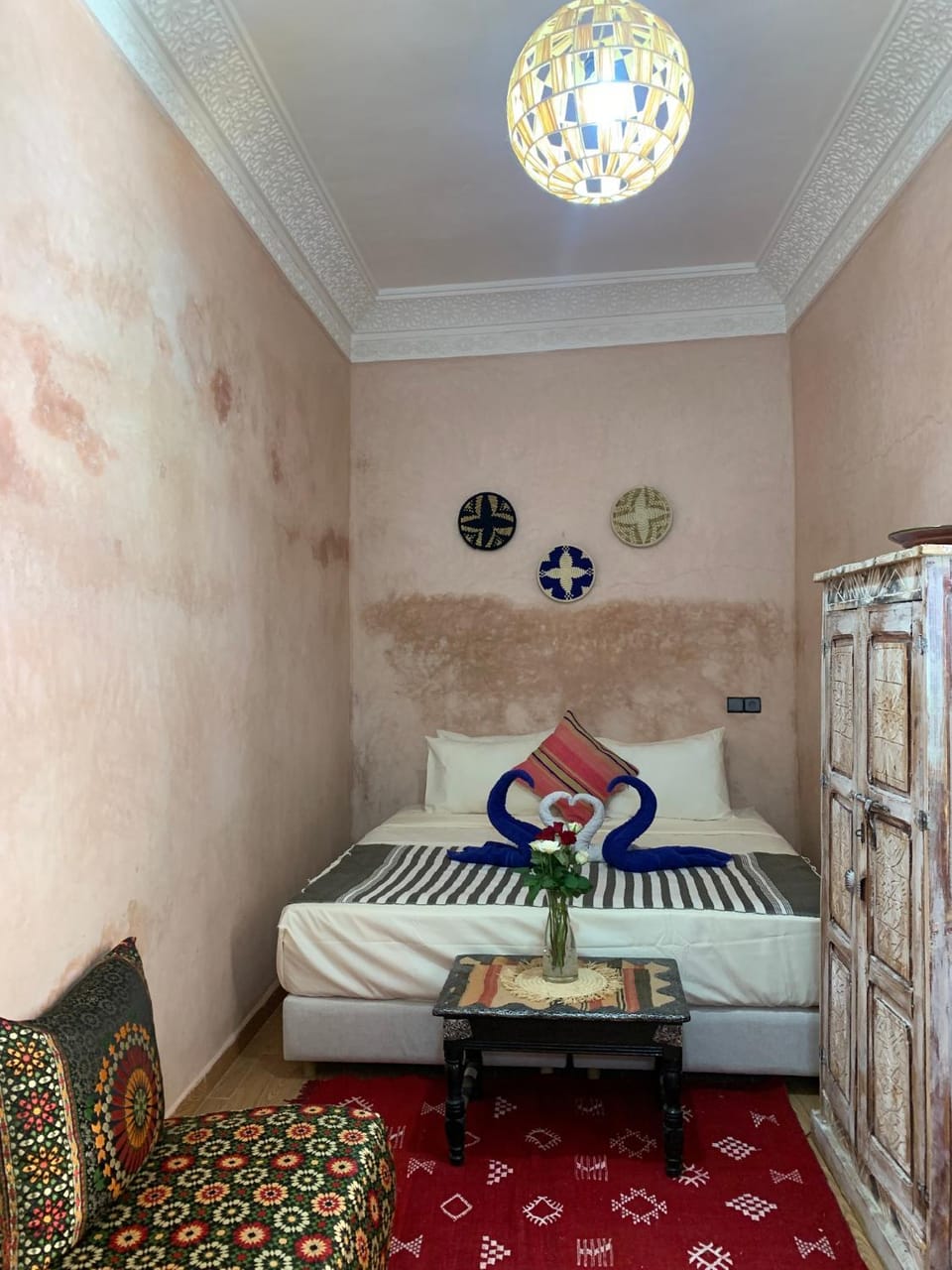 Bed, Photo of the whole room, Seating area, Bedroom