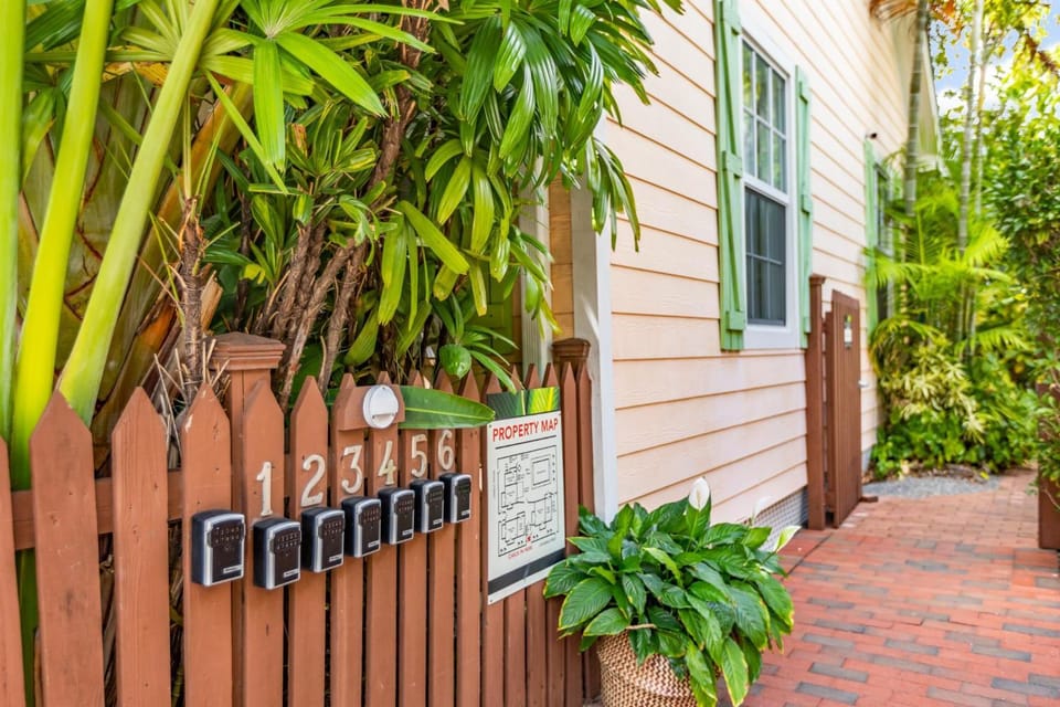 SUGAR PALM SUITE at Travelers Palm Inn Key West House in Key West