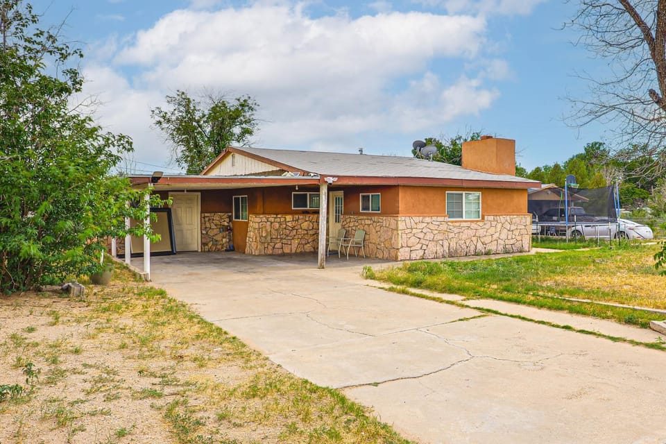 Cozy Home w/ Patio 24 Miles to Carlsbad Caverns NP House in Carlsbad