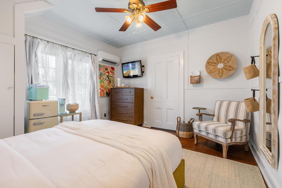 THE GATO ROOM at Inn on Fleming Key West! Bed and Breakfast in Key West