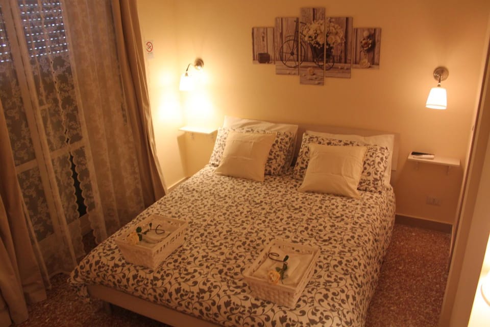 Toilet, TV and multimedia, Coffee/tea facilities, Balcony/Terrace, Photo of the whole room, Decorative detail, Bedroom, Street view, Non alcoholic drinks