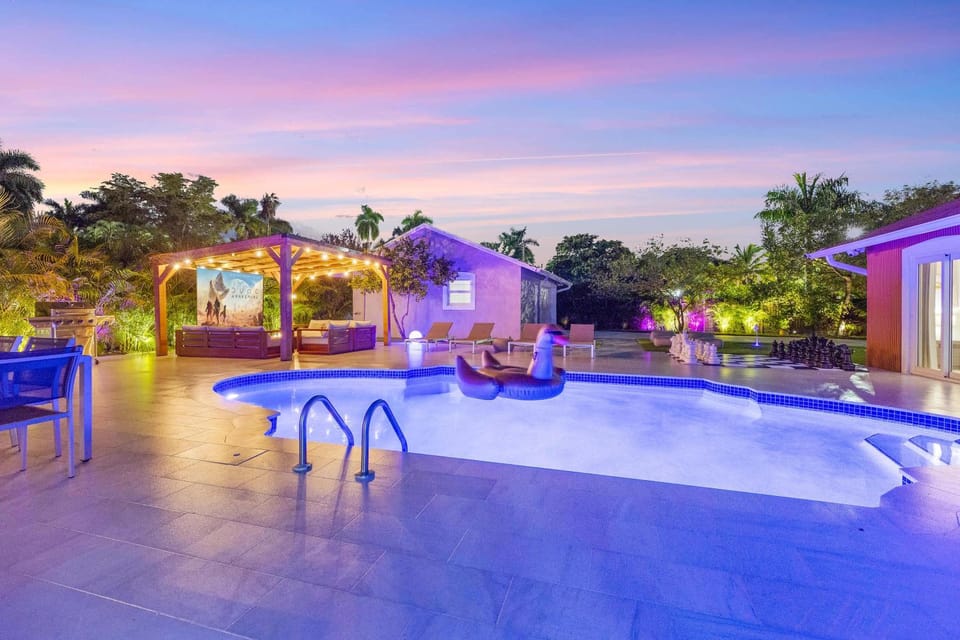 Luxury Villa Serena Heated Pool 15 min to Beach House in Golden Glades