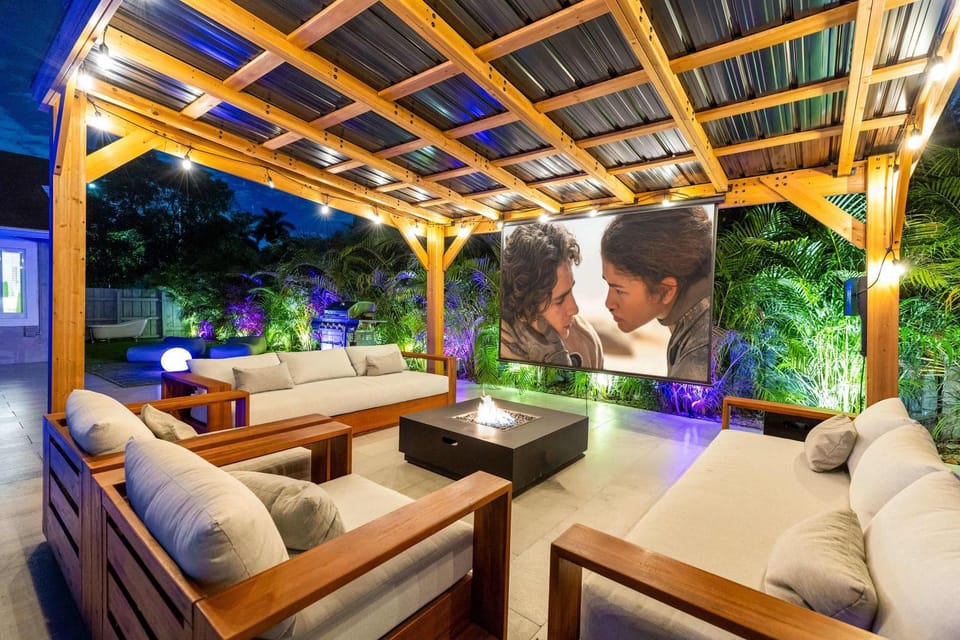 Luxury Villa Serena Heated Pool 15 min to Beach House in Golden Glades
