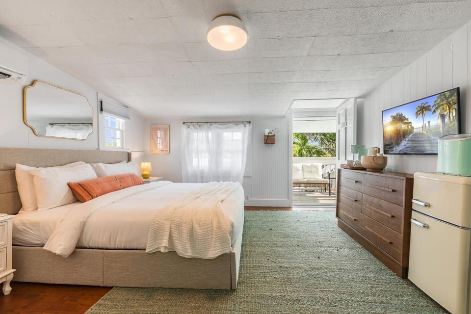 THE GEIGER SUITE at Inn on Fleming Key West! Bed and Breakfast in Key West