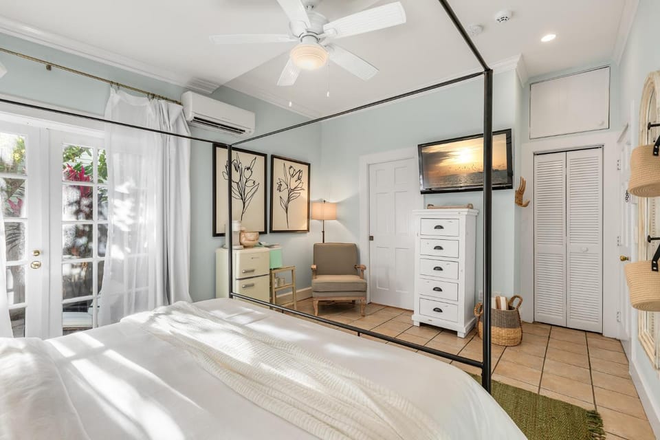 THE MALLORY SUITE at Inn on Fleming Key West! House in Key West
