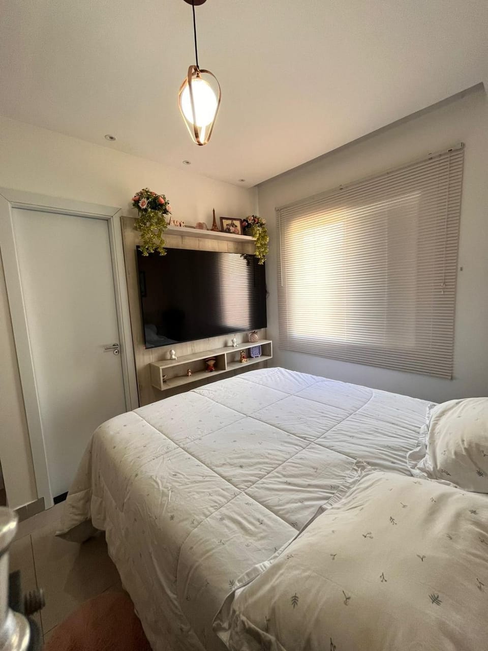 Bed, TV and multimedia, Bedroom