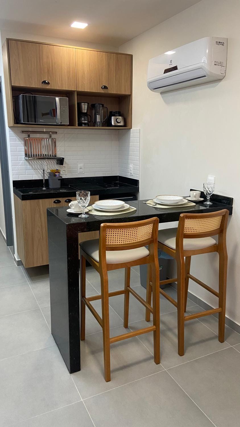 Kitchen or kitchenette, Dining area, minibar, stove, air conditioner