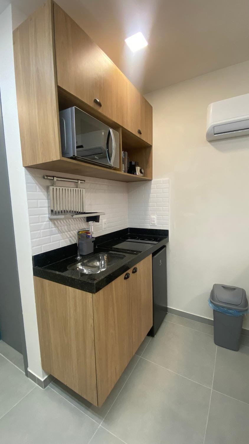 Kitchen or kitchenette, air conditioner