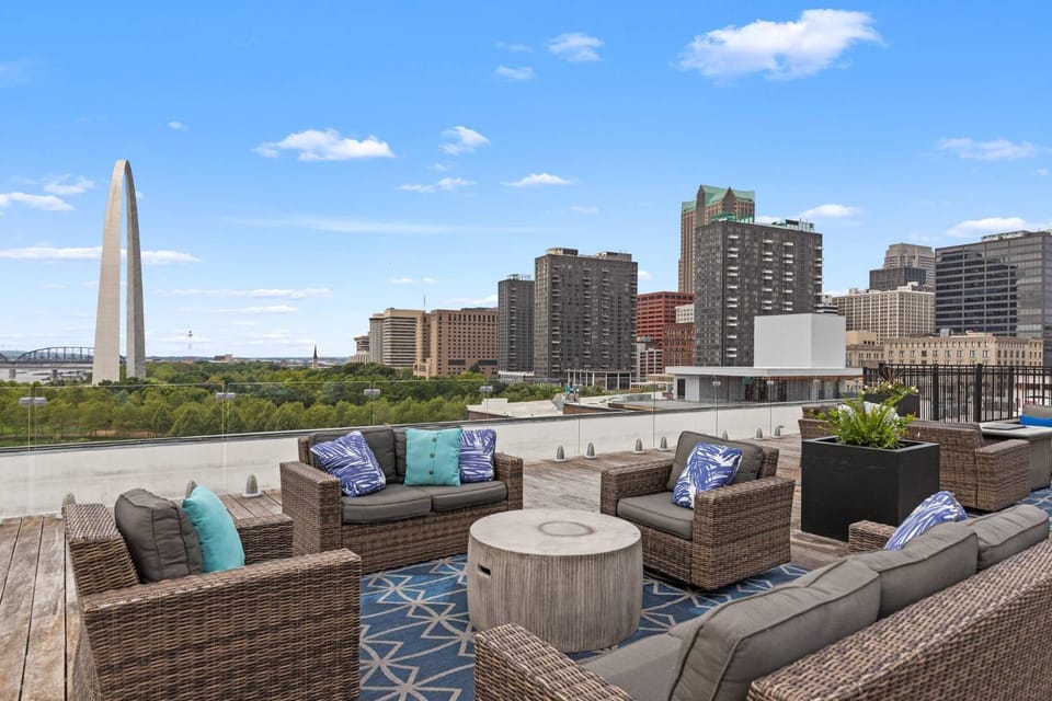 Property building, Day, Balcony/Terrace, Other, Seating area, City view