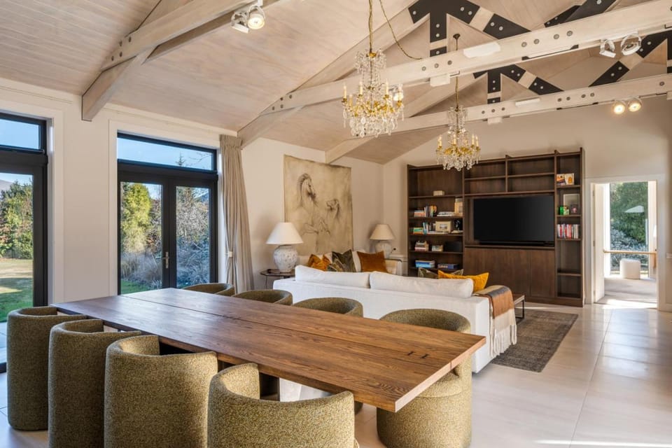 Communal lounge/ TV room, TV and multimedia, Living room, Seating area, Dining area, Evening entertainment
