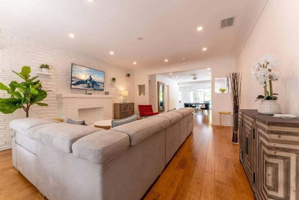 Secluded Villa with 3 bedrooms and Heated Pool House in North Bay Village