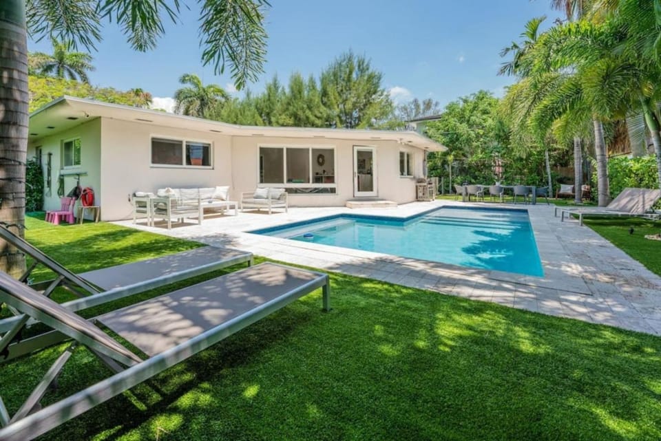 Secluded Villa with 3 bedrooms and Heated Pool House in North Bay Village