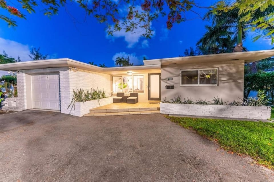 Secluded Villa with 3 bedrooms and Heated Pool House in North Bay Village