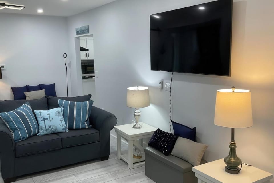 Cozy Coastal Retreat N Lake Ontario Sleeps 8 House in Sodus Point